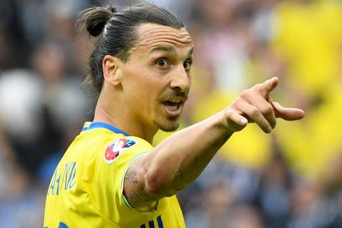 Sweden's forward Zlatan Ibrahimovic points his hand during the Euro 2016 group E football match between Ireland and Sweden at the Stade de France stadium in Saint-Denis, near Paris, on June 13, 2016. / AFP / JONATHAN NACKSTRAND        (Photo credit should read JONATHAN NACKSTRAND/AFP/Getty Images)