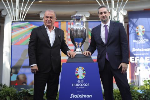 Ο προπονητής της ΠΑΕ Παναθηναϊκός και ο Κώστας Γαλανόπουλος, υπεύθυνος χορηγιών της Stoiximan