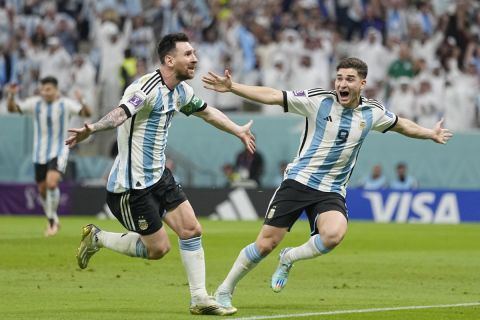 Ο Λιονέλ Μέσι της Αργεντινής πανηγυρίζει με τον Χουλιάν Άλβαρες γκολ που σημείωσε κόντρα στο Μεξικό για τη φάση των ομίλων του Παγκοσμίου Κυπέλλου 2022 στο "Λουσαΐλ Αϊκόνικ Στέιντιουμ", Λουσαΐλ | Σάββατο 26 Νοεμβρίου 2022