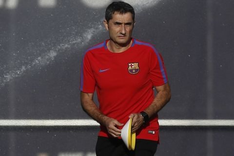 FC Barcelona's coach Ernesto Valverde attends a training session at the Sports Center FC Barcelona Joan Gamper in Sant Joan Despi, Spain, Tuesday, Oct. 17, 2017. FC Barcelona will play against Olympiacos in a Champions League Group D soccer match on Wednesday. (AP Photo/Manu Fernandez)