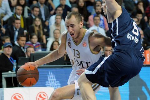 Real Madrid's Sergio Rodriguez (L) vies with Anadolu Efes's Vlado Illievski during their Euroleague basketball match at Sinan Erdem Sport Hall in Istanbul, on December 22, 2011. AFP PHOTO/BULENT KILIC (Photo credit should read BULENT KILIC/AFP/Getty Images)