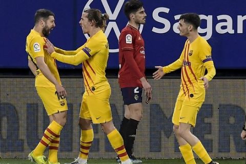 Ο Τζόρντι Άλμπα πανηγυρίζει γκολ του με τη φανέλα της Μπαρτσελόνα κόντρα στην Οσασούνα για την La Liga