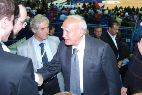 Ο Κάρολος Παπούλιας και ο Παύλος Γιαννακόπουλος στη διάρκεια του μικρού τελικού του Final Four της Euroleague το 2005