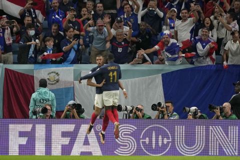 Ο Κιλιάν Εμπαπέ πανηγυρίζει με τον Ουσμάν Ντεμπελέ το τρίτο γκολ της Γαλλίας κόντρα στην Αυστραλία σε αγώνα για το Μουντιάλ 2022