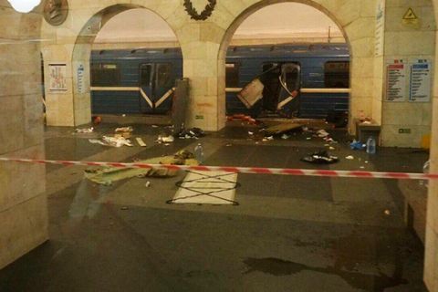 A subway train hit by a explosion stays at the Tekhnologichesky Institut subway station in St.Petersburg, Russia, Monday, April 3, 2017. The subway in the Russian city of St. Petersburg is reporting that several people have been injured in an explosion on a subway train. (AP Photo/www.vk.com/spb_today via AP)