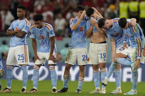 Έκδηλη η απογοήτευση των παικτών της Ισπανίας μετά τη χαμένη διαδικασία πέναλτι με το Μαρόκο