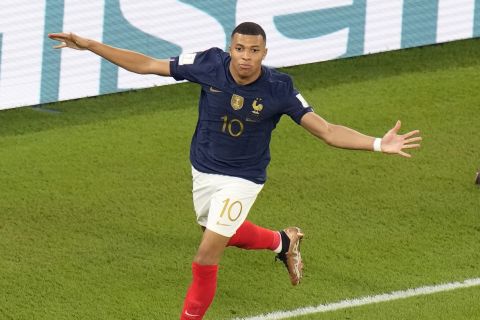 Ο Εμπαπέ πανηγυρίζει το γκολ στο Γαλλία - Δανία