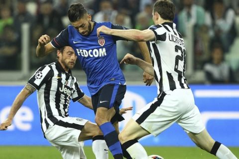 TURIN, ITALY - APRIL 14:  Yannick Ferreira-Carrasco (C) of AS Monaco FC is challenged by Claudio Marchisio (L) and Stephan Lichtsteiner (R) of Juventus FC during the UEFA Champions League Quarter Final First Leg match between Juventus and AS Monaco FC at Juventus Arena on April 14, 2015 in Turin, Italy.  (Photo by Marco Luzzani/Getty Images)