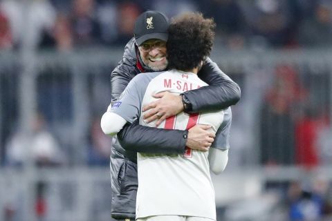 Ο Γιούργκεν Κλοπ αγκαλιάζει τον Μο Σαλάχ μετά το Λίβερπουλ - Μπάγερν στο Champions League