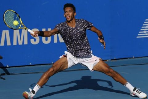 Canada's Felix Auger-Aliassime returns a ball in his second round match against Kyle Edmund of Great Britain at the Mexican Tennis Open in Acapulco, Mexico, Wednesday, Feb. 26, 2020.(AP Photo/Rebecca Blackwell)