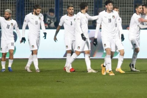 Οι παίκτες της εθνικής Ιταλίας πανηγυρίζουν το γκολ του Μπελότι κόντρα στην Βοσνία σε ματς των δύο ομάδων για το Nations League