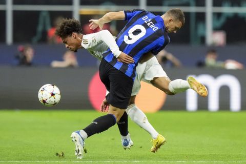 Inter Milan's Edin Dzeko and Bayern's Leroy Sane, left, vie for the ball during the Champions League, group C soccer match between Inter Milan and Bayern Munich, at the Milan San Siro stadium, Italy, Wednesday, Sept. 7, 2022. (AP Photo/Luca Bruno)