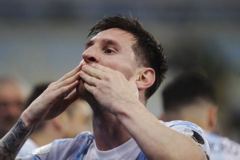 Ο Λιονέλ Μέσι δεν σταμάτησε να πανηγυρίζει τον πρώτο τίτλο του με την Εθνική Αργεντινής