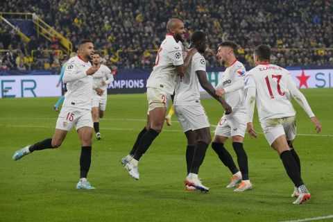 Οι παίκτες της Σεβίλλης πανηγυρίζουν γκολ που σημείωσαν κόντρα στην Ντόρτμουντ για τη φάση των ομίλων του Champions League 2022-2023 στο "Ζίγκναλ Ιντούνα Παρκ", Ντόρτμουντ | Τρίτη 11 Οκτωβρίου 2022