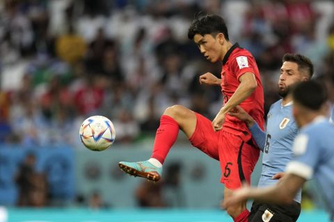 Ο Χουάνγκ Ιν Μπέομ στο παιχνίδι της Νοτίου Κορέας με την Ουρουγουάη για το Παγκόσμιο Κύπελλο