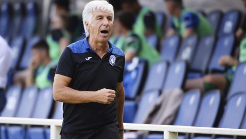 Atalanta coach Gian Piero Gasperini leaves the field after receiving the red card during the Italian Serie A soccer match between Atalanta and Bologna, at the Gewiss Stadium in Bergamo, Italy, Tuesday, July 21, 2020. (Giuseppe Zanardelli/LaPresse via AP)