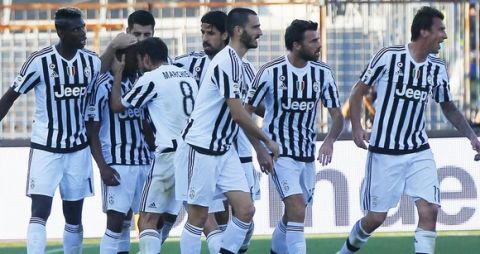 Juventus' defender Patrice Evra (2L) is celebrated by teammates after scoring 1-2 against Empoli during the Italian Serie A soccer match between Empoli FC and Juventus FC at Carlo Castellani stadium in Empoli, Italy, 08 November 2015.
ANSA/Fabio Muzzi