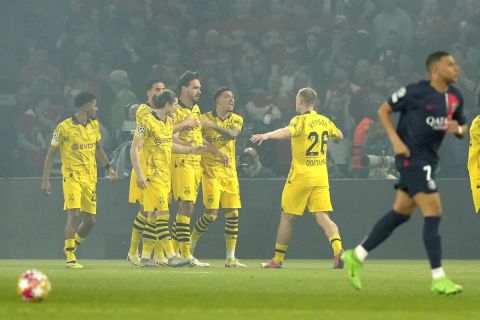 Οι παίκτες της Ντόρτμουντ πανηγυρίζουν γκολ που σημείωσαν κόντρα στην Παρί για τα ημιτελικά του Champions League 2023-2024 στο 
