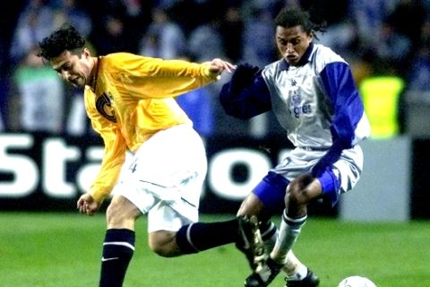 Berlin Croatian soccer player Ante Covic, left, fights for the ball with Porto's player Esquerdinha, right, during the Champions League Group A match Hertha BSC Berlin vs FC Porto in the Berlin Olympic stadium Tuesday, March 21, 2000. (AP Photo/Markus Schreiber)