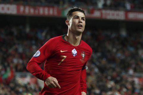 Ο Κριστιάνο Ρονάλντο πανηγυρίζει γκολ που σημείωσε με την εθνική Πορτογαλίας