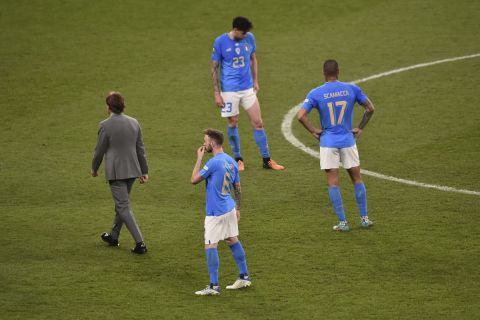 Απογοητευμένοι οι παίκτες της Ιταλίας και ο Ρομπέρτο Μαντσίνι μετά την ήττα στο Γουέμπλεϊ από την Αργεντινή για το Finalissima