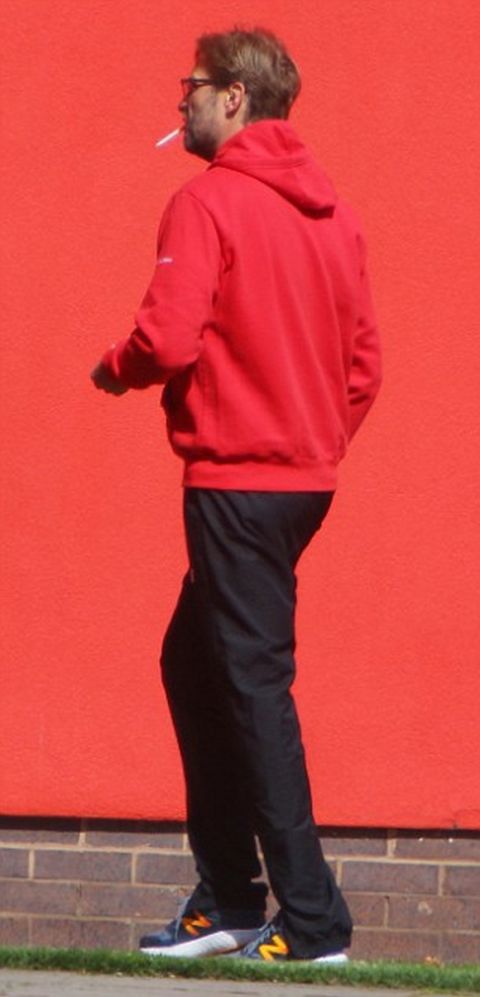 EXCLUSIVE PICS : 

 LIVERPOOL MANAGER SPOTTED AT MELWOOD TRAINING GROUND JURGEN KLOPP SPOTTED GOING BEHIND A WALL FOR A SMOKE MINUTES LATER HE RETURNED AND GOT ON THE TEAM COACH WITH THE LIVERPOOL PLAYERS WHO HAD BEEN WAITING FOR HIM.

PLEASE CONTACT keith_fairbrother@yahoo.co.uk FOR USAGE AND AGREE FEES 