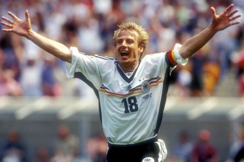 Deutschlands Kapitän Jürgen Klinsmann jubelt nach einem Tor im Spiel gegen Jugoslawien (2:2) am 21.06.1998 bei der Fußball-Weltmeisterschaft in Lens, Frankreich. Foto: Norbert Schmidt +++(c) Picture-Alliance / ASA+++