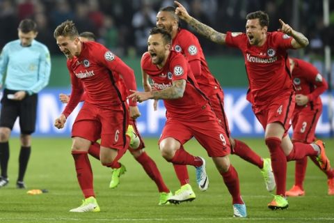 Frankfurt's players celebrate after the final penalty of the German Soccer Cup semifinal match between Borussia Moenchengladbach and Eintracht Frankfurt in Moenchengladbach, Germany, Tuesday, April 25, 2017. Borussia was defeated by Frankfurt with 6-7 after penalties. (AP Photo/Martin Meissner)