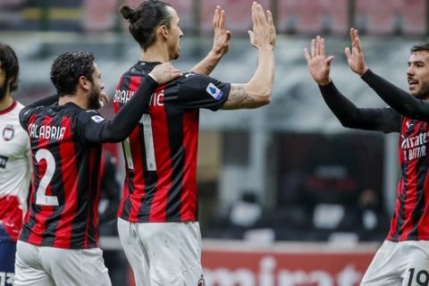Οι παίκτες της Μίλαν πανηγυρίζουν γκολ κόντρα στην Κροτόνε για την Serie A