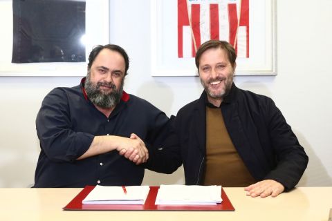 Ο Βαγγέλης Μαρινάκης και ο Πέδρο Μαρτίνς δίνουν τα χέρια