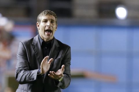 Martin Palermo, coach of Argentina's Arsenal gives instructions to his players during a Copa Libertadores soccer match against Paraguay's Nacional in Buenos Aires, Argentina, Wednesday, May 14, 2014. (AP Photo/Natacha Pisarenko)
