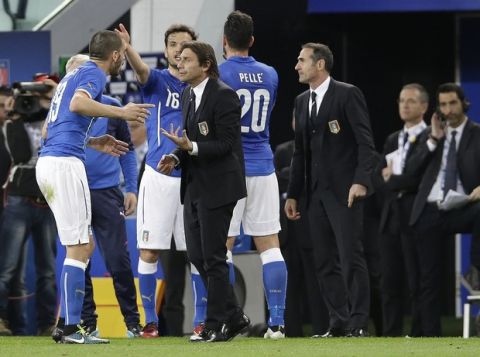 Italy coach Antonio Conte speaks with Italys Leonardo Bonucci, left, during the international friendly soccer match between Italy and England, at the Juventus stadium in Turin, Italy, Tuesday, March 31, 2015. (AP Photo/Antonio Calanni)