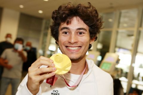Ο Νάσος Γκαβέλας με το χρυσό μετάλλιο κατά την επιστροφή του Ελ. Βενιζέλος