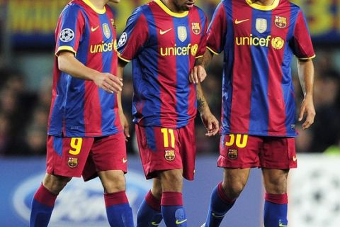 Barcelona's forward Jeffren Suarez (C), comforted by teammates forward Bojan Krkic Perez (L), leaves the pitch after being injured during the UEFA Champions League football match FC Barcelona vs FC Rubin Kazan on December 7, 2010 at Camp Nou stadium in Barcelona.     AFP PHOTO/ JOSEP LAGO (Photo credit should read JOSEP LAGO/AFP/Getty Images)