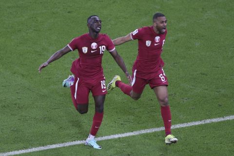 Ο Αλμοέζ Αλί του Κατάρ πανηγυρίζει με τον Αμπντουλαζίζ Χατέμ γκολ που σημείωσε κόντρα στο Ιράν για τα ημιτελικά του Ασιατικού Κυπέλλου 2023 στο "Αλ-Τουμαμά", Ντόχα | Τετάρτη 7 Φεβρουαρίου 2024
