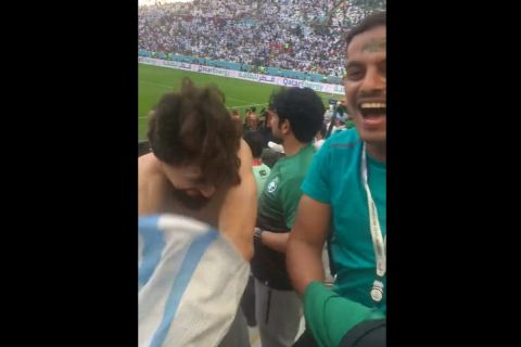Οπαδός ανταλλάσσει τη φανέλα της Αργεντινής με της Σαουδικής Αραβίας μετά το 2-1