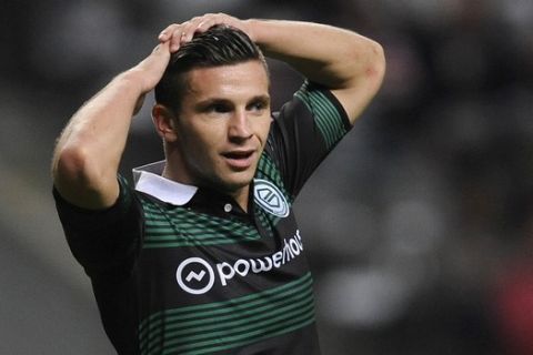 Groningen's Bryan Linssen reacts after missing a shot during the Europa League group F soccer match between SC Braga and FC Groningen at the Municipal stadium in Braga, Portugal, Thursday, Oct. 1, 2015. Braga won 1-0.(AP Photo/Paulo Duarte)
