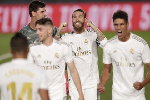 Real Madrid players celebrate after winning the Spanish La Liga 2019-2020 following a soccer match between Real Madrid and Villareal at the Alfredo di Stefano stadium in Madrid, Spain, Thursday, July 16, 2020. (AP Photo/Bernat Armangue)