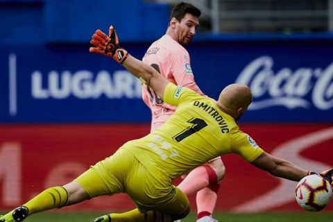 Barcelona's Lionel Messi shoots to score in front Eibar's goalkeeper Marko Dmitrovic during a Spanish La Liga soccer match at the Ipurua stadium, in Eibar, northern Spain, Sunday, May 19, 2019. (AP Photo/Ion Alcoba)