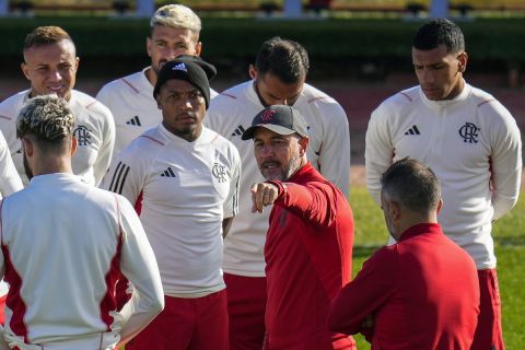 Flamengo's coach Vitor Pereira gives instructions to his players during a training session at the Prince Moulay El Hassan stadium in Rabat, Morocco, Sunday, Feb. 5, 2023. Flamengo will play against Al Hilal in a FIFA Club World Cup semifinal next Tuesday Feb. 7. (AP Photo/Manu Fernandez)
