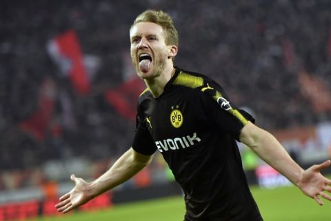 Dortmund's Andre Schuerrle celebrates after scoring the winning final goal during the German Bundesliga soccer match between 1. FC Cologne and Borussia Dortmund in Cologne, Germany, Friday, Feb. 2, 2018. Cologne was defeated by Dortmund with 2-3. (AP Photo/Martin Meissner)