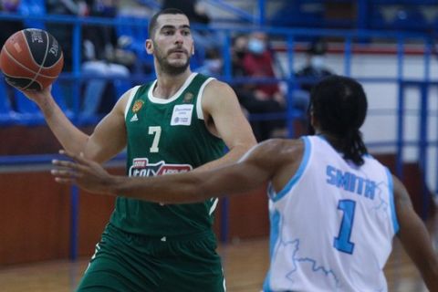 Ο Μποχωρίδης απέναντι στον Σμιθ σε αγώνα για τη Stoiximan Basket League 2020/21