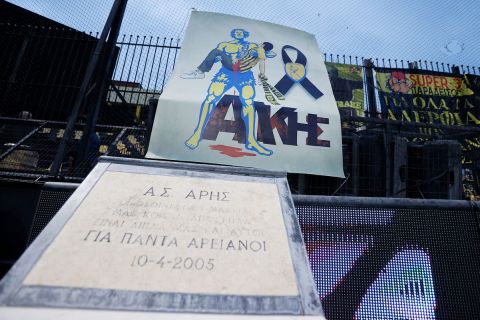 Το μνημείο του Άλκη και το πανό του Παναιτωλικού