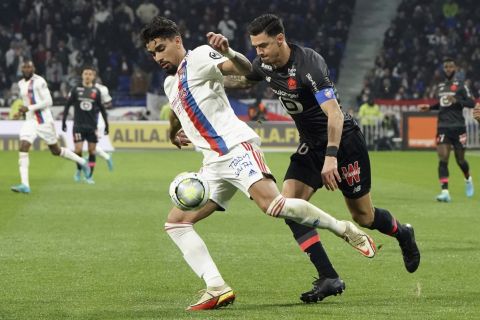 Ο Λούκας Πακετά της Λιόν μονομαχεί με τον Ζοζέ Φόντε της Λιλ για τη Ligue 1 2021-2022 στο "Γκρουπάμα", Λιόν | Κυριακή 27 Φεβρουαρίου 2022