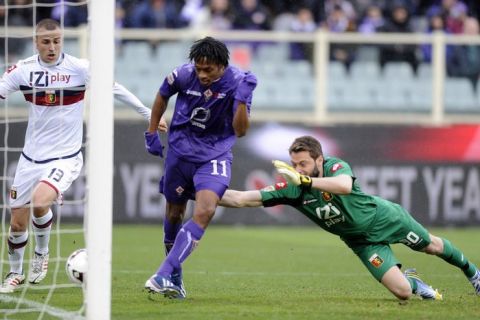 FLORENCE, ITALY - MARCH 17:  Juan Cuadrado of ACF Fiorentina #11 scores the second goal during the Serie A match between ACF Fiorentina and Genoa CFC at Stadio Artemio Franchi on March 17, 2013 in Florence, Italy.  (Photo by Claudio Villa/Getty Images)