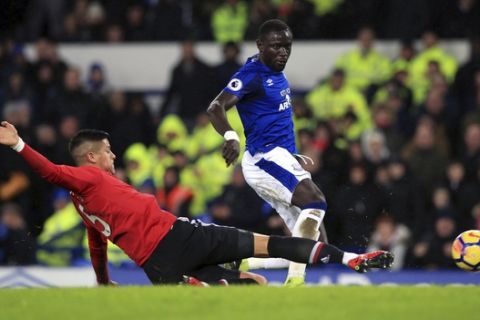Manchester United's Marcos Rojo, left, challenges Everton's Oumar Niasse, during the English Premier League soccer match between Everton and Manchester United, at Goodison Park, in Liverpool, England, Monday, Jan. 1, 2018. (Peter Byrne/PA via AP)