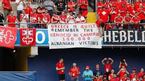 Προκλητικό πανό κατά της Ελλάδας στο Αλβανία-Ελβετία