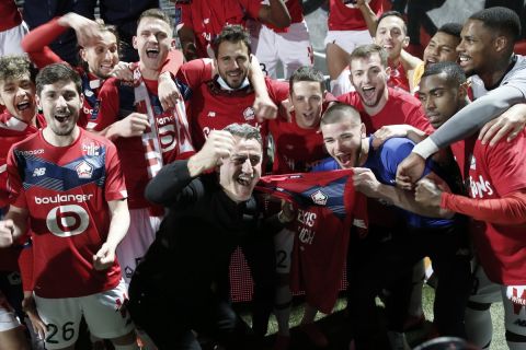 Οι παίκτες της Λιλ πανηγυρίζουν την κατάκτηση της Ligue 1
