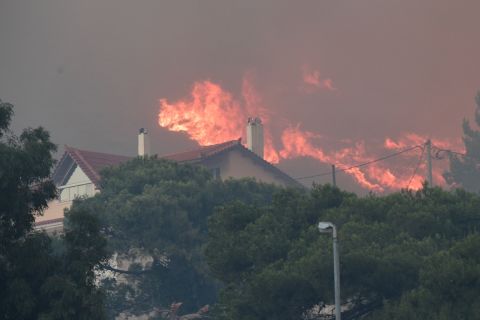 Εικόνες από τη φωτιά στην Πεντέλη