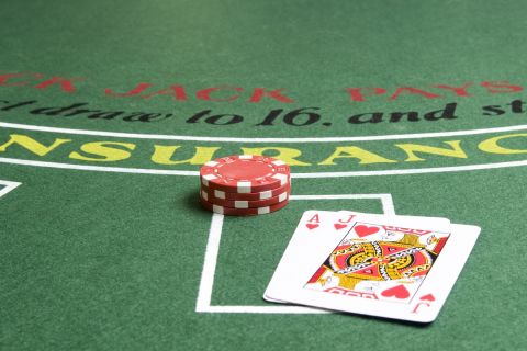 Μάρκες και χαρτιά σε τραπέζι για blackjack